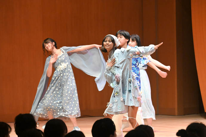 ダンスパートの泉のパフォーマンス