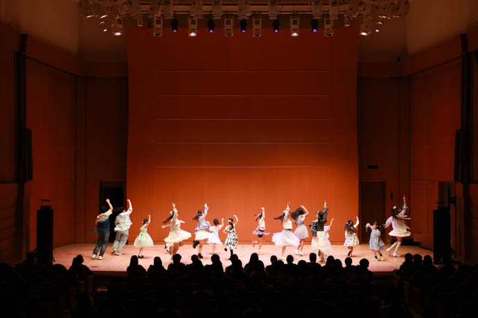 ダンスパートの泉のパフォーマンス