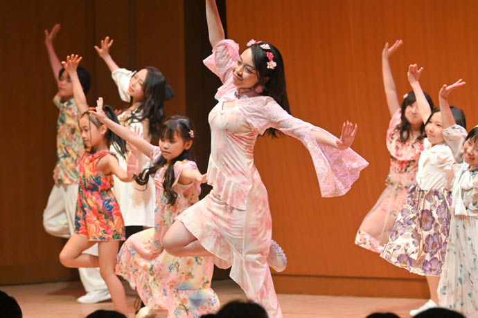 ダンスパートの笑のパフォーマンス