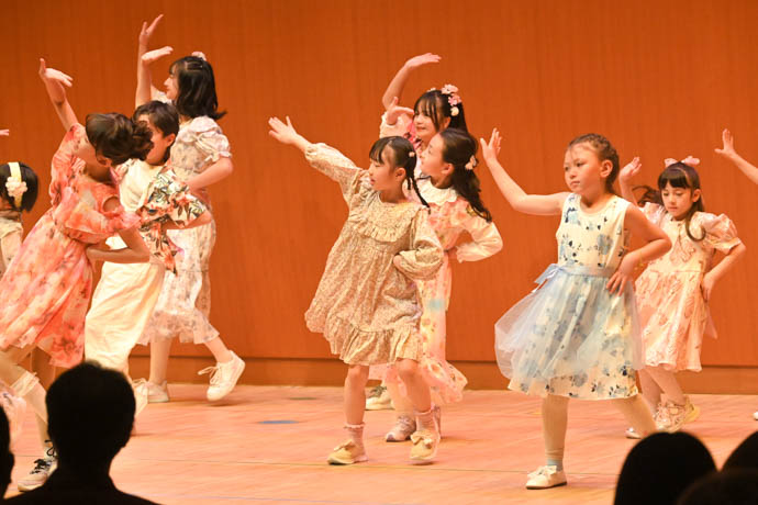 ダンスパートの笑のパフォーマンス