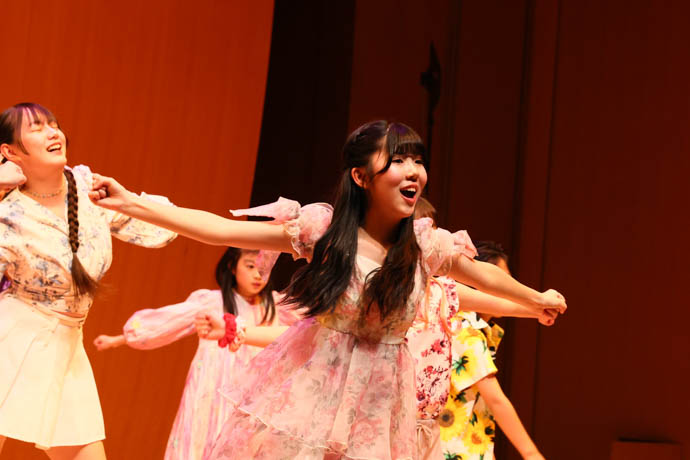 ダンスパートの笑のパフォーマンス