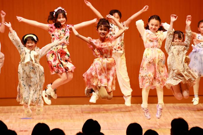 ダンスパートの笑のパフォーマンス