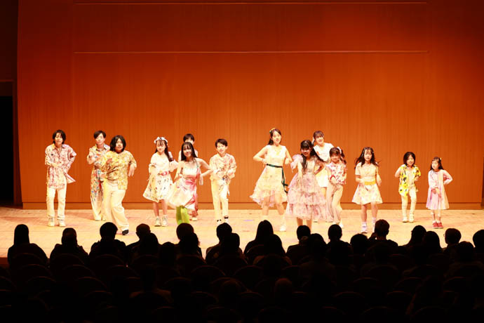 ダンスパートの笑のパフォーマンス