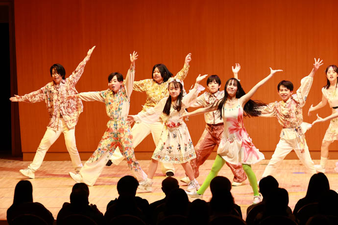 ダンスパートの笑のパフォーマンス